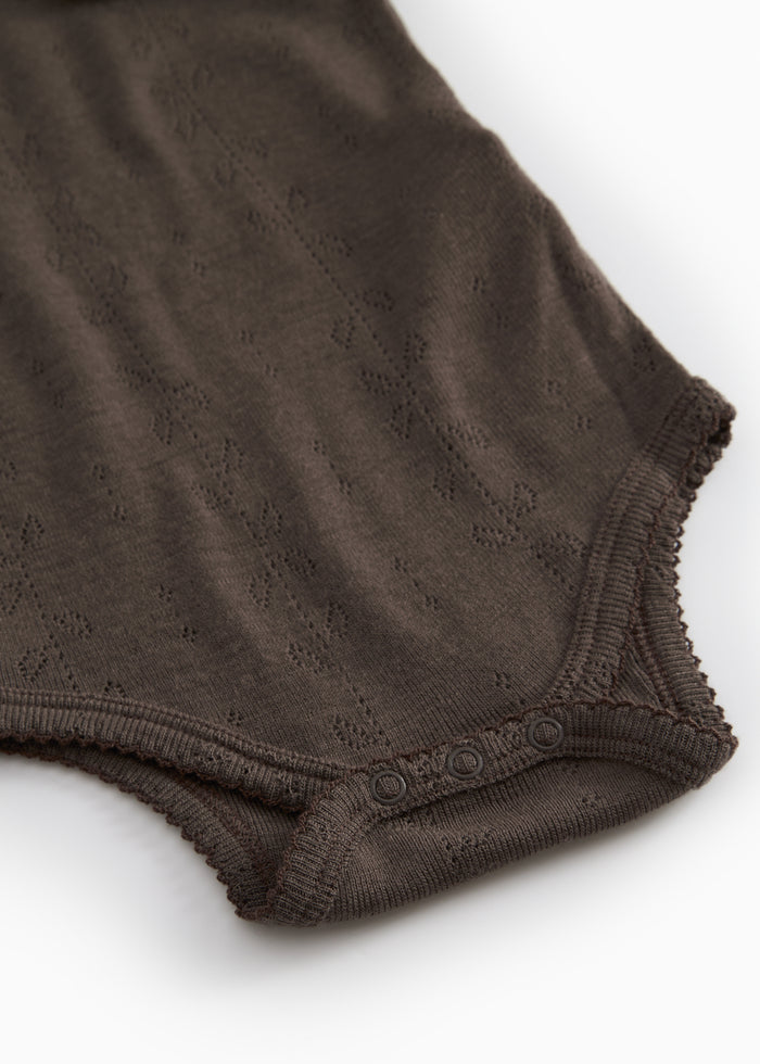 Uld bodystocking i brun med pointelle-strik og trykknapper ved benåbning