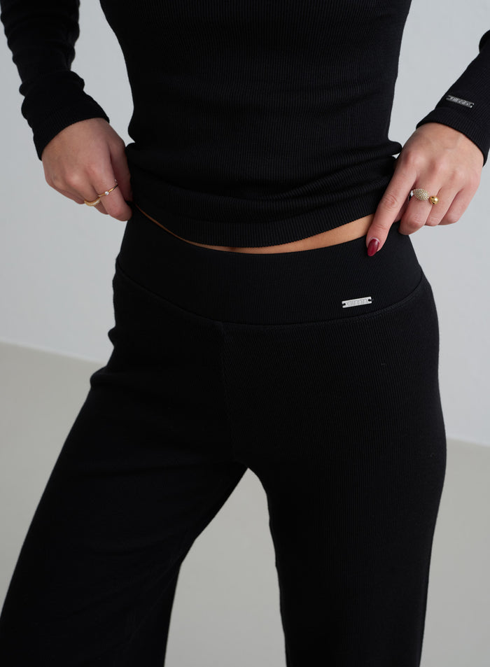 Black ribbed wool petite wide pants with a high waist and signature aim'n metal logo badge. [XS - 162 cm]