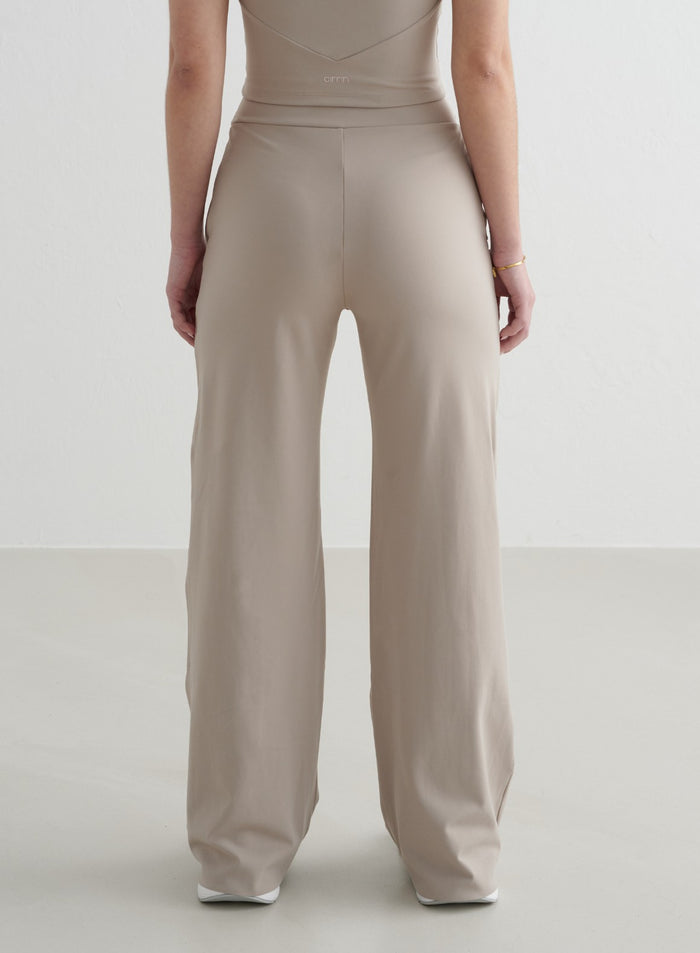 Light taupe aim'n Sense Wide Petite Pants with a second skin feel and relaxed straight-leg fit from behind. [S - 162 cm]