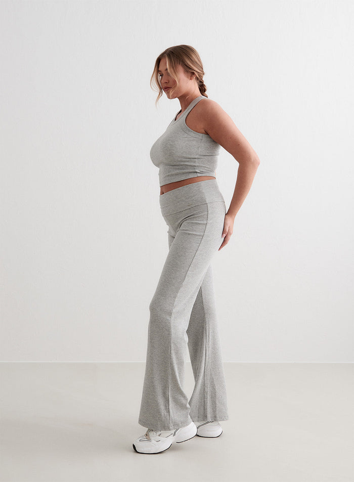 [The model wears size M and is 176 cm.]