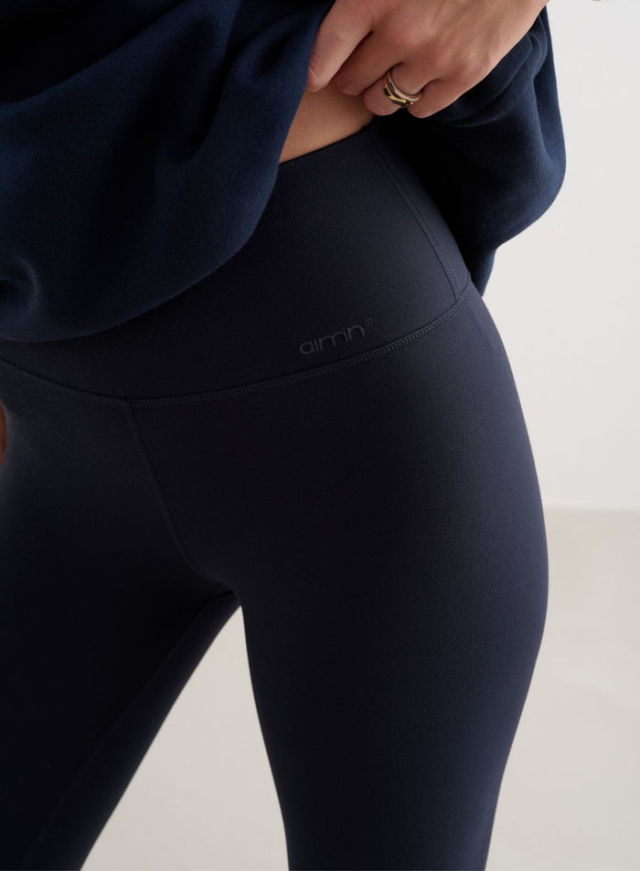 High-waisted navy Sense Flare Tights with a second skin feel and subtle aim'n logo on the waistband. [S - 172 cm]