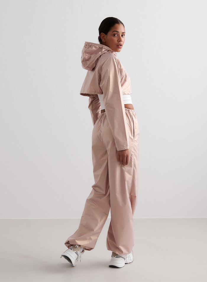 Rosé metallic cropped jacket with a hood and matching parachute pants from aim'n. [S - 175 cm]