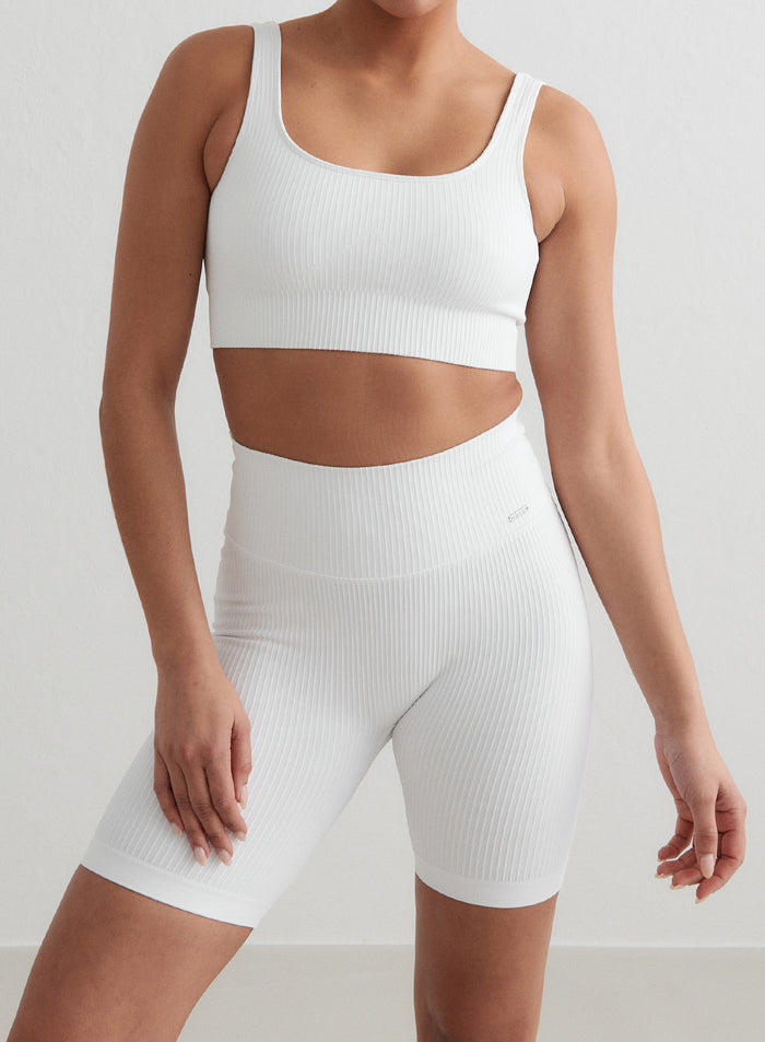 White ribbed seamless biker shorts and matching sports bra by aim'n for a soft second skin feel. [S - 176 cm]