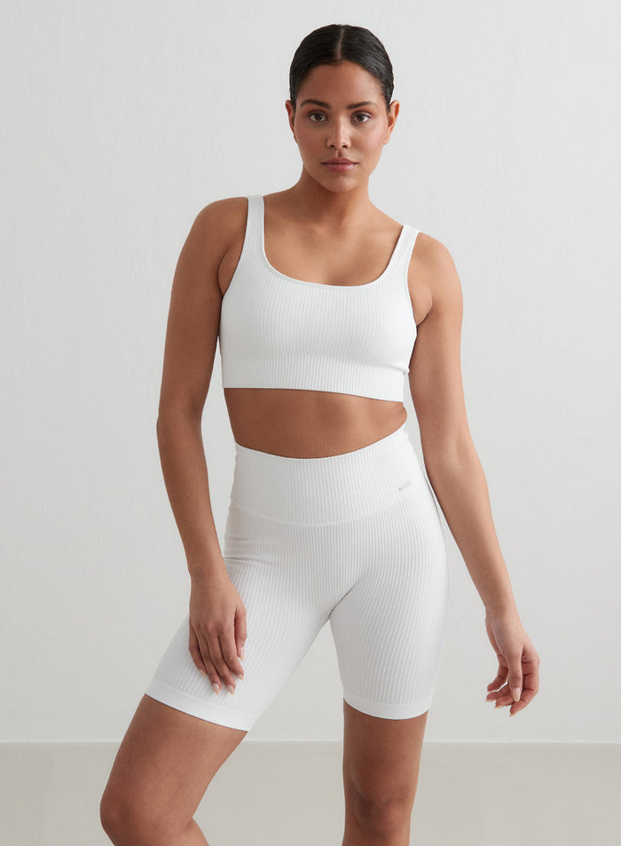 White ribbed seamless biker shorts and sports bra set by aim'n with a high-waisted, second skin fit. [S - 176 cm]
