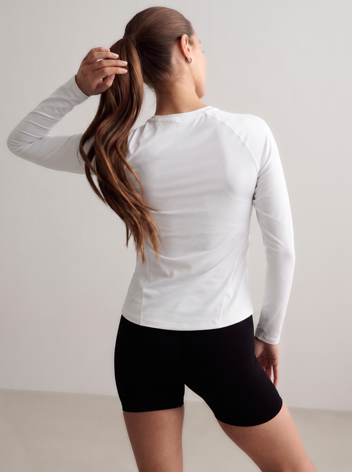 Model wearing a white long sleeve top from behind [S-174 cm]